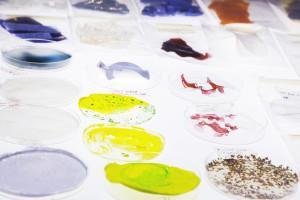 CHEMARTS-kesäkoulun materiaalikokeiluja vuodelta 2014. Kuva: Eeva Suorlahti