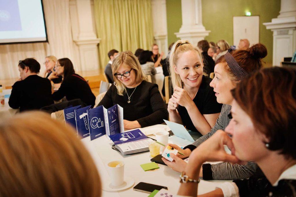 The tool was tested with 100 teachers for the first time on 9 September as part of the Design Day programme at the Helsinki Design Week. Photo: Helsingin kaupungin aineistopankki / Susa Junnola.