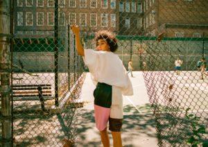 Kuva Onar Studiosin lookbookista, joka on kuvattu Harlemissa. Keskellä malli brändin asussa.