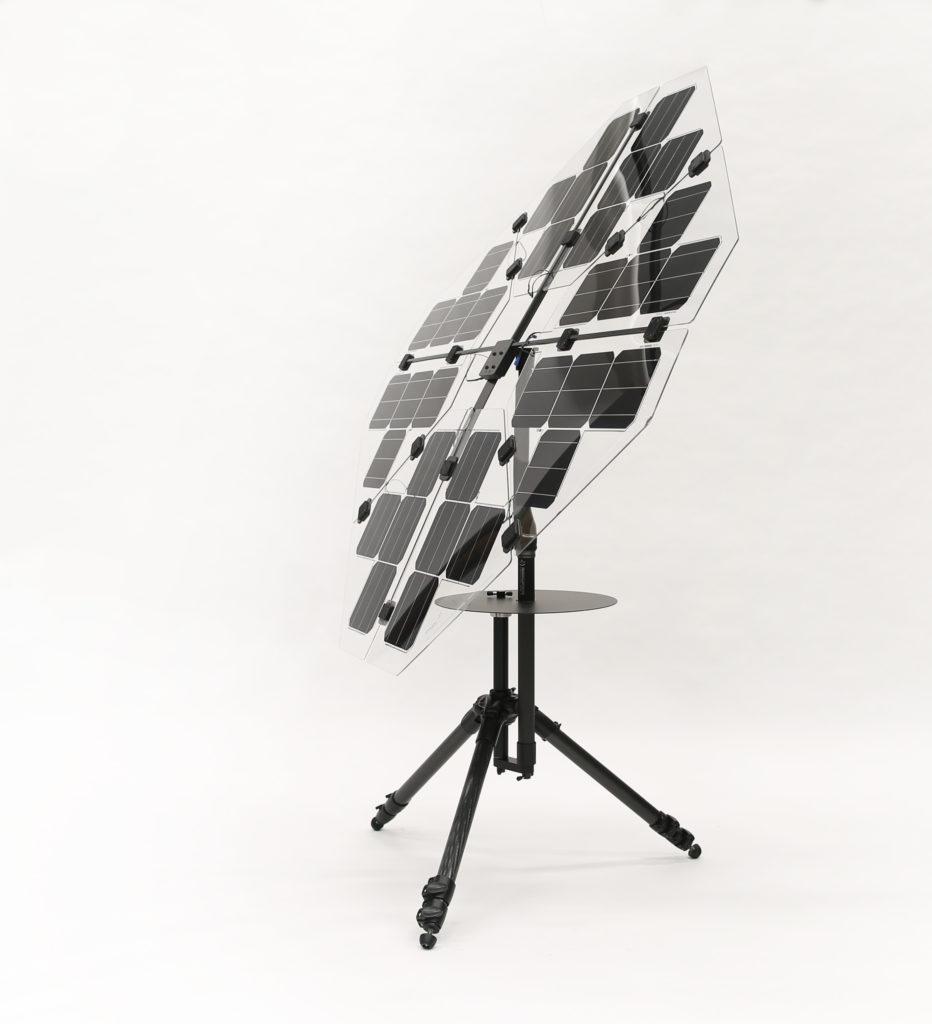 Ville Kokkosen suunnittelema aurinkoenergiaa keräävä matkakäyttöinen varjo toimii esimerkiksi valokuvaajan työvälineenä. Kuva: Exel Composites.