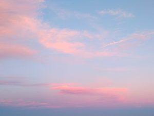 Vaaleanpunaiset pilvet sinisellä taivaalla