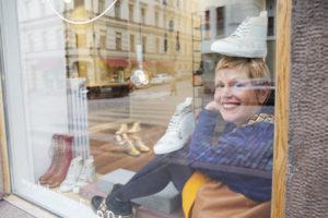 Suunnittelija Oona Ritari istuu ikkunalaudalla. Kuva: Katro Lehtola.