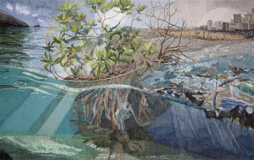 Kuvassa Soile Hovilan kuvakudos, jonka keskiössä on muovista saastuva meri sekä elämänpuuna kuvattuna mangrove.