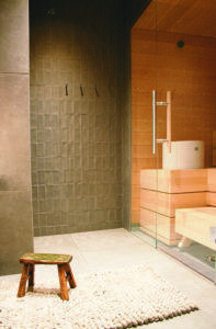 Yksityiskoti Töölössä, kuvassa kylpyhuone. Suunnitellut Maarit Hiltunen.