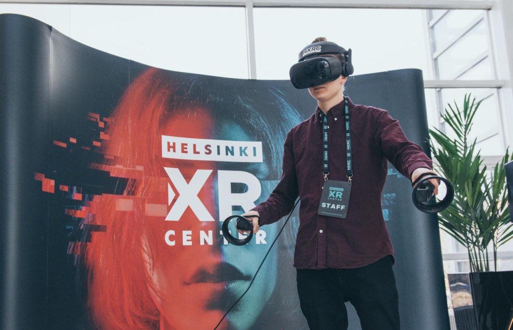 Ihminen, jolla vr-lasit päässä