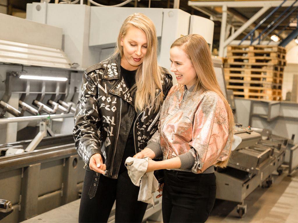 Young Finnish Design Oy:n Heidi Maria Huovinen ja Elisa Luoto luovat yhteyksiä muotoilijoiden ja valmistajien välillä. Valokuva Esa Kapila.