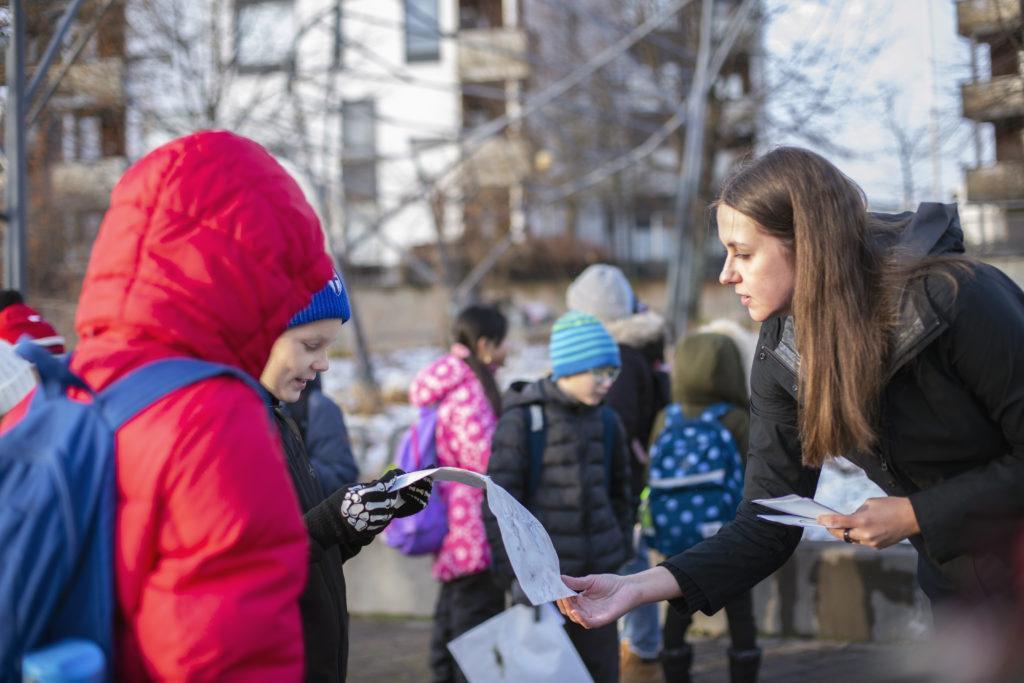 Linda Vanni keskustelemassa oppilaiden kanssa pihalla