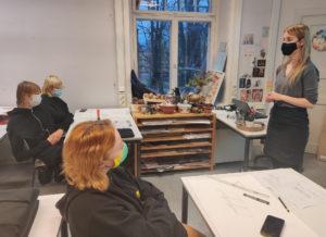 Linda Ukkonen teaches design learning course in upper secondary school class