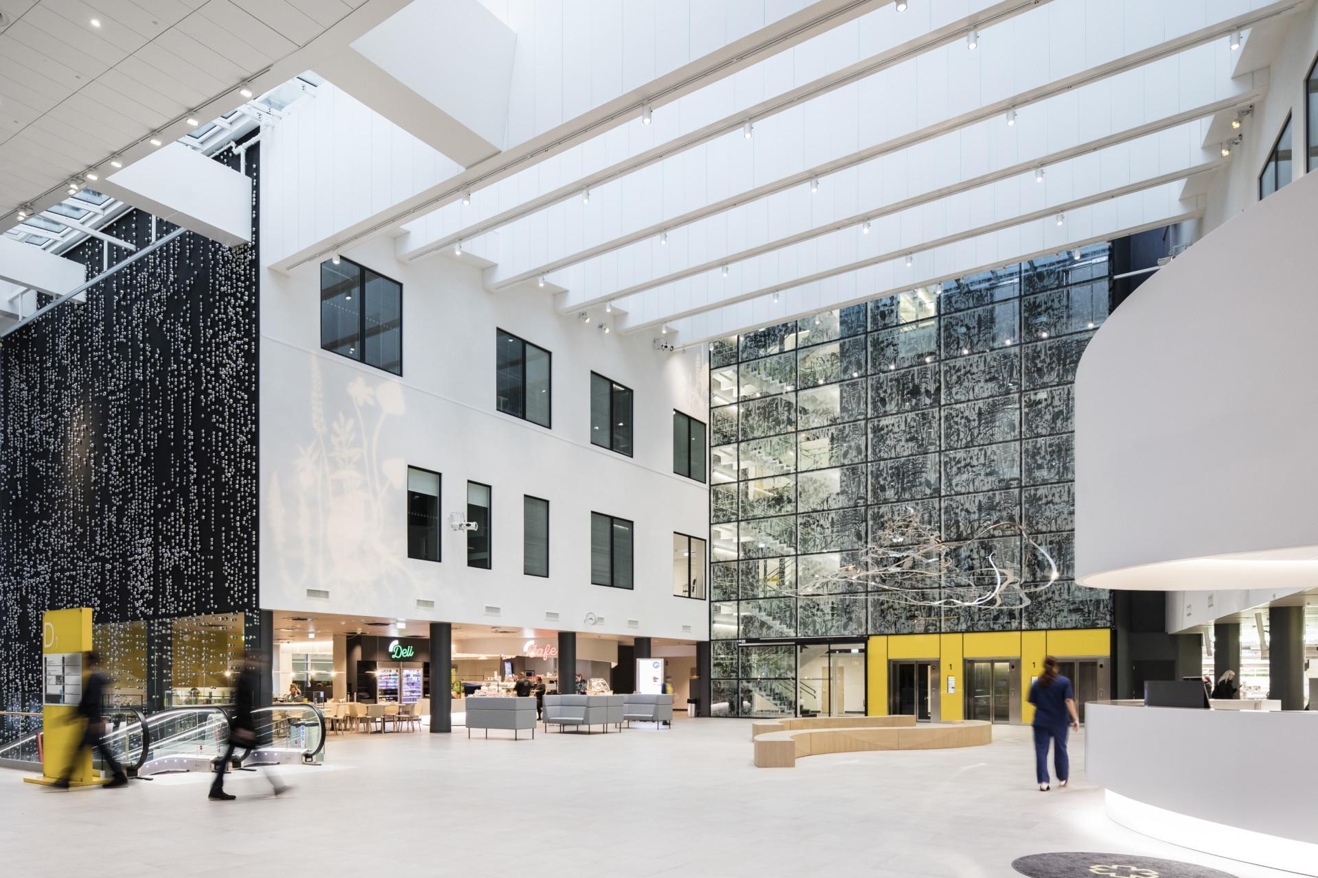 Tampereen Yliopistollisen Sairaalan päärakennuksen aulatilat, jotka on suunnitellut sisustusarkkitehtitoimisto Protest Design. © Kuvio Oy / Anders Portman