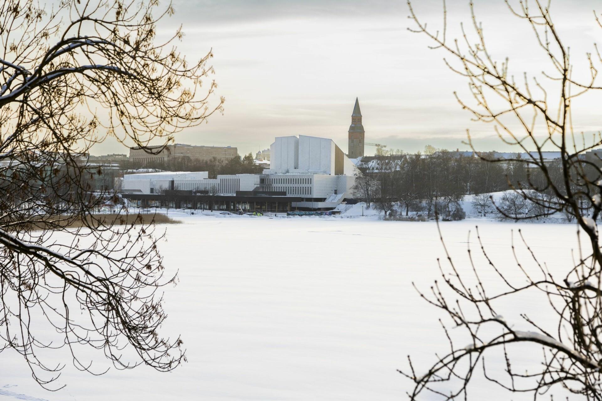 Pikku-Finlandia sijaitsee Alvar Aallon suunnitteleman Finlandia-talon edessä, töölönlahden rannalla. Kuva: Mika Pollari