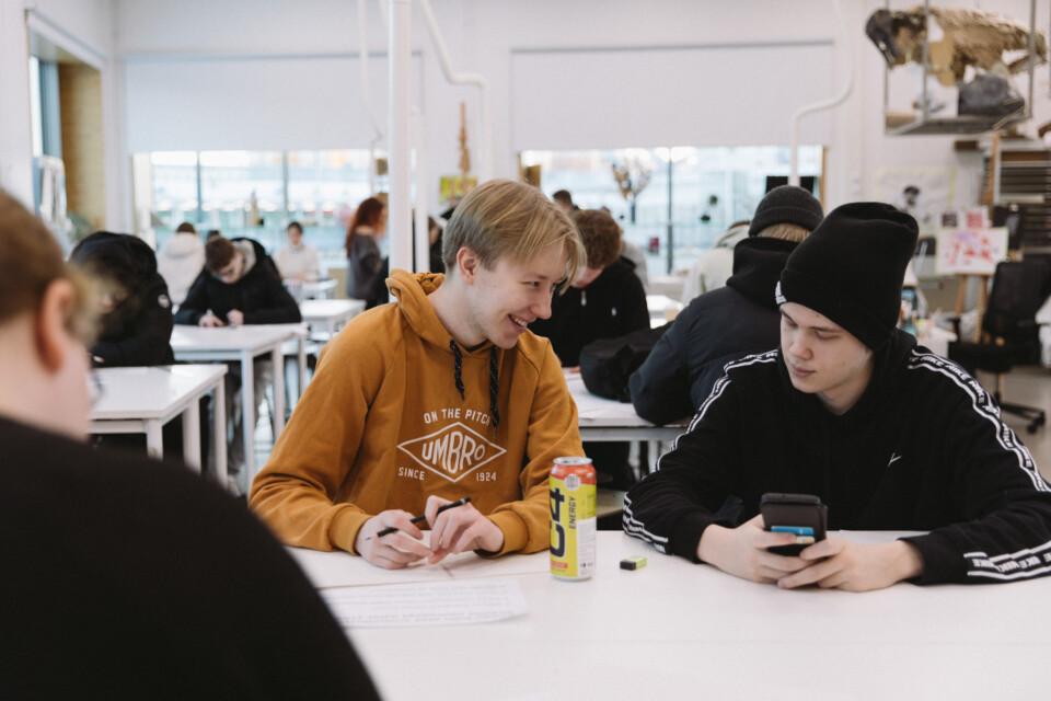 Vuosaaren lukiolaiset Designakatemian muotoilukurssilla